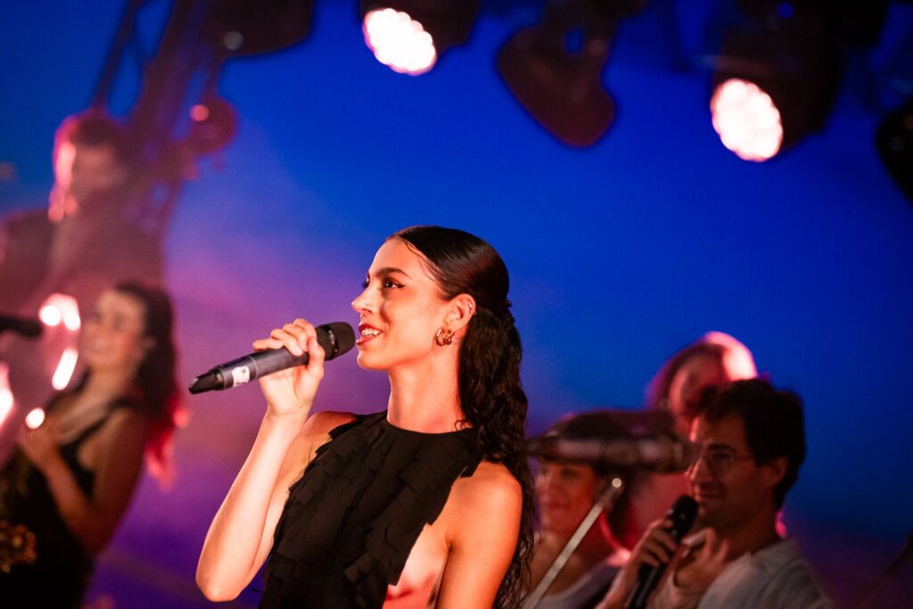 laura_pacios_violinista_cantautora_compositora_española_Barcelona_conciertos_giras-musicales_productividad-musico