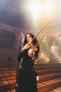 laura_pacios_violinista_cantautora_compositora_española_Barcelona_conciertos_improvisación-musical_música-en-directo
