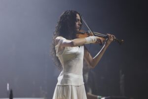 laura_pacios_violinista_cantautora_compositora_española_Barcelona_sonido-propio