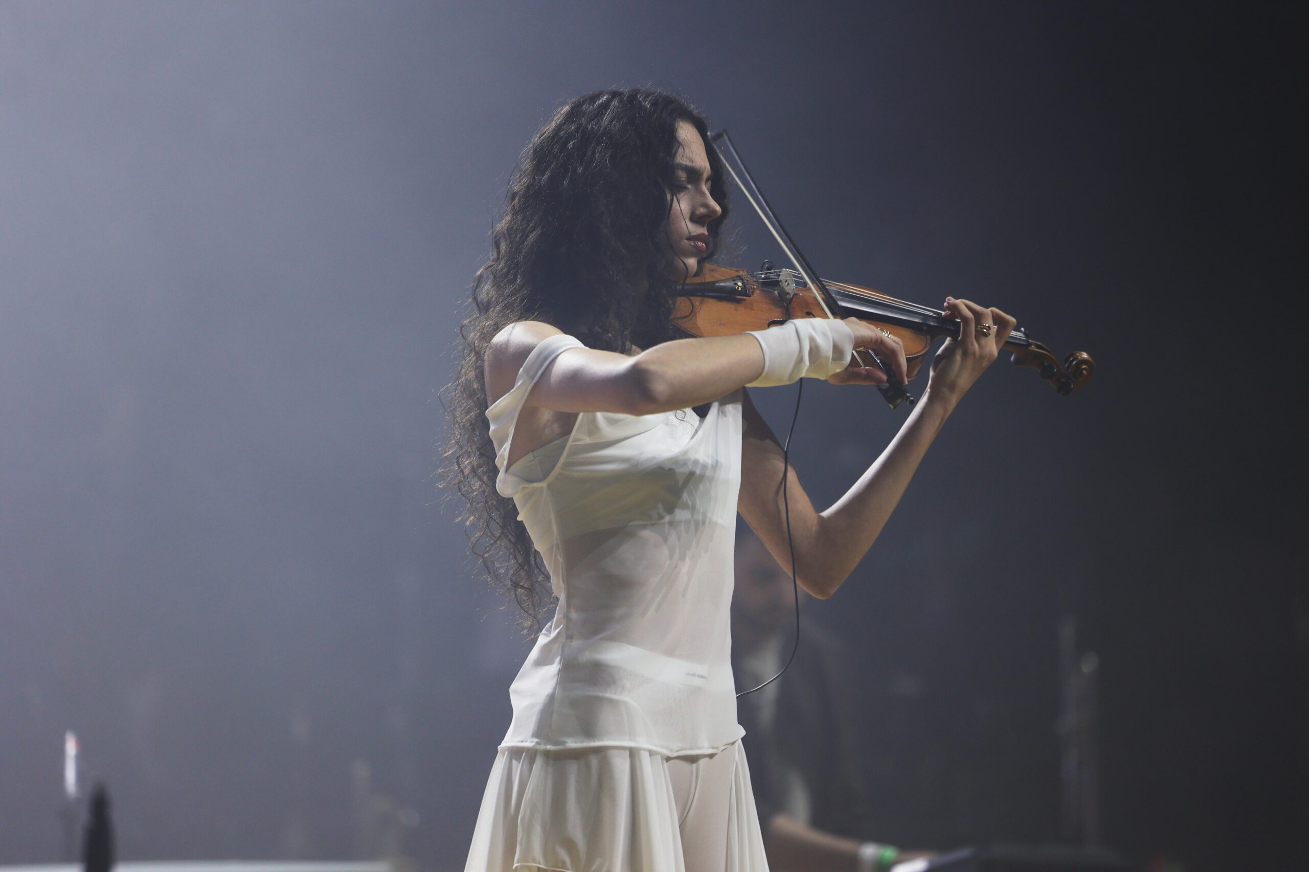 laura_pacios_violinista_cantautora_compositora_española_Barcelona_sonido-propio