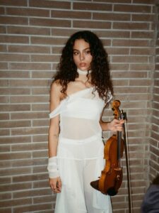 laura_pacios_violinista_cantautora_compositora_española_Barcelona_sonido_mejorar-la-voz-para-cantar_blog