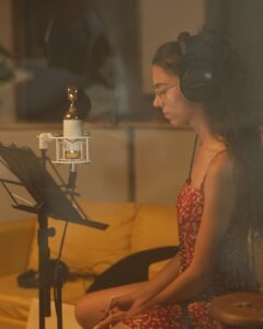 laura_pacios_violinista_cantautora_compositora_española_Barcelona_sonido_promocionar-tu-música-en-redes-sociales_blog